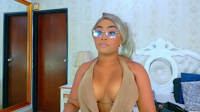 Snapshot of TianahGlow chatting on October 13, 2025, 9:15 pm TianahGlow online show from October 13, 2025, 9:15 pm