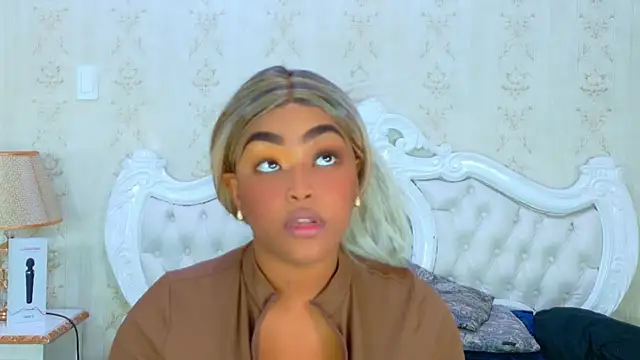 Snapshot of TianahGlow chatting on October 17, 2025, 5:37 pm TianahGlow online show from October 17, 2025, 5:37 pm