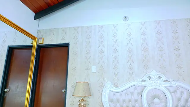 Snapshot of TianahGlow chatting on October 28, 2025, 8:40 am TianahGlow online show from October 28, 2025, 8:40 am