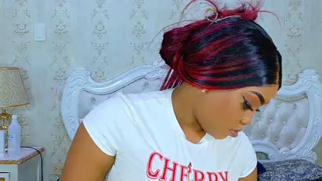 Snapshot of TianahGlow chatting on October 29, 2025, 9:05 pm TianahGlow online show from October 29, 2025, 9:05 pm