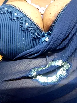 Snapshot of SX-JUHI chatting on October 6, 2025, 11:35 pm SX-JUHI online show from October 6, 2025, 11:35 pm