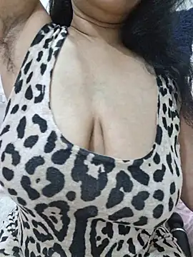 Snapshot of Jassi_Does chatting on July 7, 2026, 9:41 pm Jassi Does online show from July 7, 2026, 9:41 pm