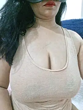 Snapshot of Jassi_Does chatting on August 4, 2026, 8:33 pm Jassi Does online show from August 4, 2026, 8:33 pm