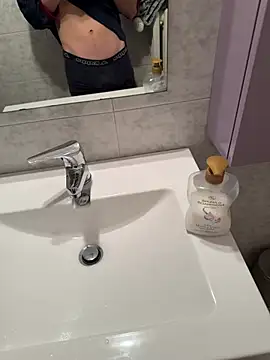 Manuhot001 online show from February 14, 2025, 6:12 am