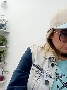 Snapshot of CandieGilson__ chatting on November 13, 2025, 11:09 am CandieGilson online show from November 13, 2025, 11:09 am