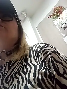 Snapshot of CandieGilson__ chatting on November 22, 2025, 12:15 pm CandieGilson online show from November 22, 2025, 12:15 pm