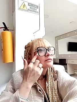 Snapshot of CandieGilson__ chatting on December 2, 2025, 12:43 pm CandieGilson online show from December 2, 2025, 12:43 pm