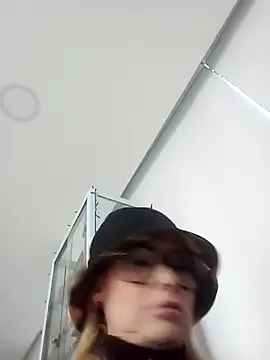 Snapshot of CandieGilson__ chatting on December 17, 2025, 12:33 pm CandieGilson online show from December 17, 2025, 12:33 pm