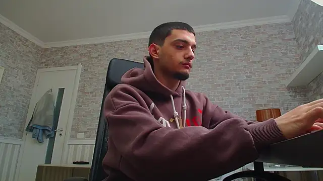 Snapshot of OscarGriffin chatting on February 14, 2025, 11:42 am OscarGriffin online show from February 14, 2025, 11:42 am