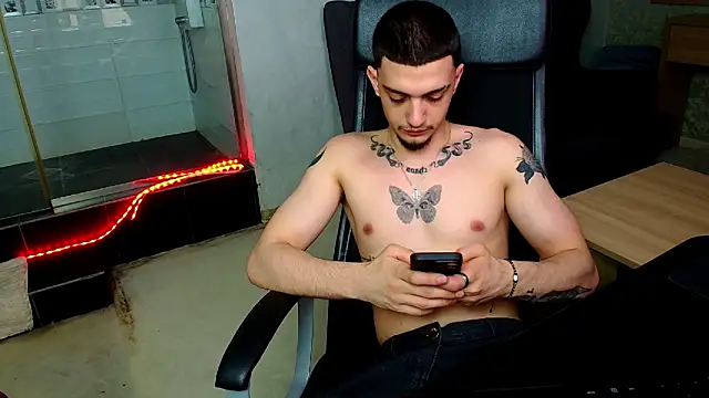 Snapshot of OscarGriffin chatting on March 4, 2025, 8:46 am OscarGriffin online show from March 4, 2025, 8:46 am
