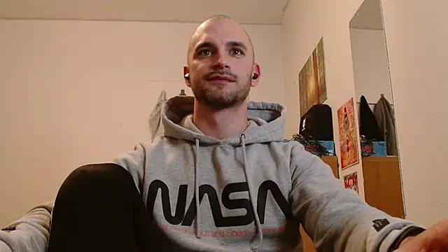 OskarBreno online show from May 17, 2026, 8:38 pm