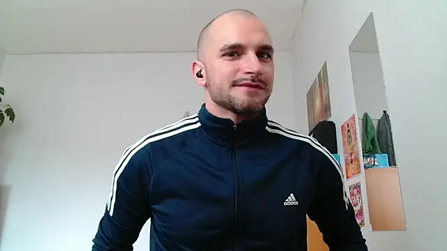 OskarBreno online show from May 18, 2026, 2:12 pm