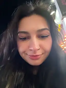 lunalovelee online show from December 20, 2025, 2:13 pm