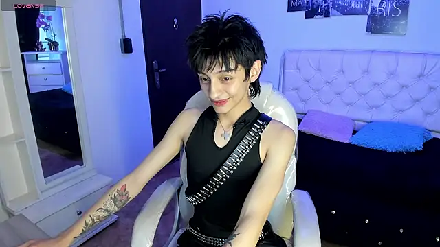 Juli Roos  online show from February 9, 2026, 8:24 pm