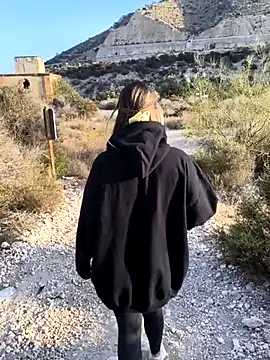 Snapshot of Mona_Plus chatting on October 3, 2025, 7:05 am Mona Plus online show from October 3, 2025, 7:05 am