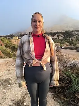 Snapshot of Mona_Plus chatting on October 17, 2025, 6:49 am Mona Plus online show from October 17, 2025, 6:49 am