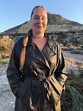 Snapshot of Mona_Plus chatting on October 18, 2025, 6:48 am Mona Plus online show from October 18, 2025, 6:48 am