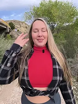 Snapshot of Mona_Plus chatting on November 2, 2025, 7:33 am Mona Plus online show from November 2, 2025, 7:33 am