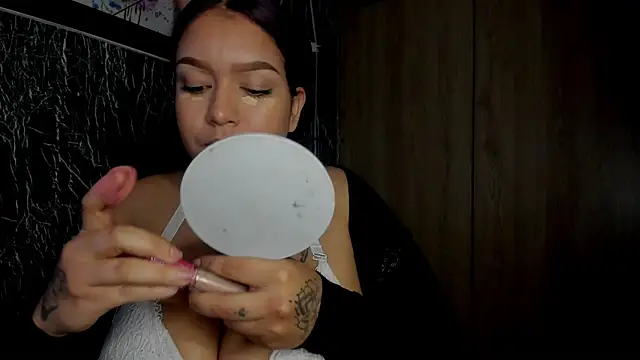 Snapshot of Bellota_Girl chatting on October 18, 2025, 12:02 am Bellota Girl online show from October 18, 2025, 12:02 am