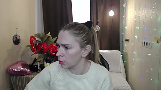 Snapshot of TessaDaybreak chatting on February 18, 2025, 7:21 am TessaDaybreak online show from February 18, 2025, 7:21 am