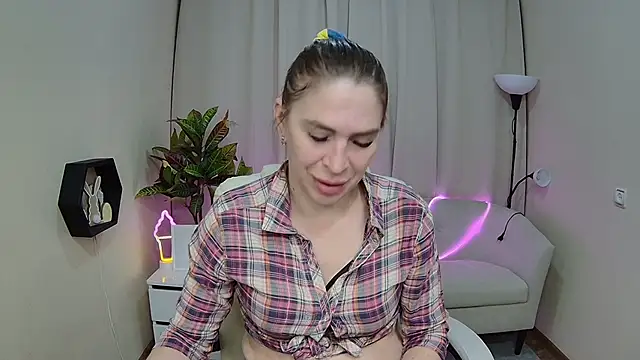 Snapshot of TessaDaybreak chatting on May 5, 2026, 6:43 am TessaDaybreak online show from May 5, 2026, 6:43 am
