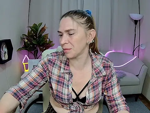 Snapshot of TessaDaybreak chatting on May 14, 2026, 12:23 pm TessaDaybreak online show from May 14, 2026, 12:23 pm