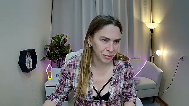 Snapshot of TessaDaybreak chatting on May 16, 2026, 6:21 am TessaDaybreak online show from May 16, 2026, 6:21 am