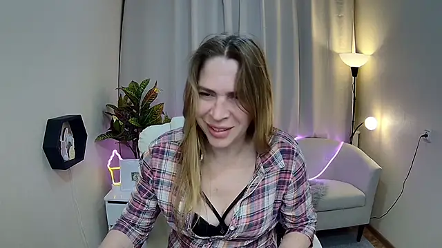 Snapshot of TessaDaybreak chatting on May 16, 2026, 6:43 am TessaDaybreak online show from May 16, 2026, 6:43 am