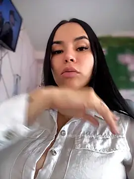 Naatalia online show from May 5, 2026, 8:39 pm