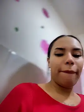 Naatalia online show from May 6, 2026, 7:52 pm