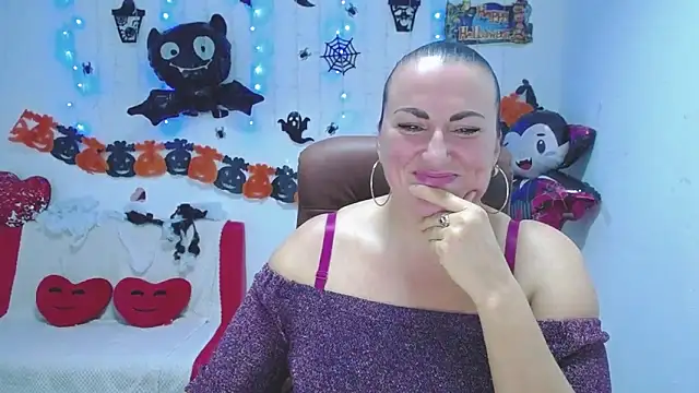 Snapshot of DianaMGG chatting on October 21, 2025, 5:24 pm DianaMGG online show from October 21, 2025, 5:24 pm