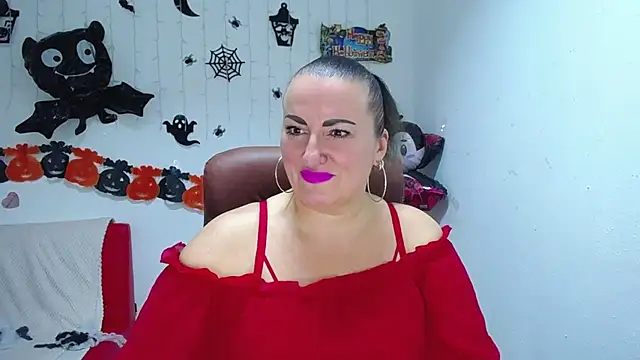 Snapshot of DianaMGG chatting on November 4, 2025, 6:23 am DianaMGG online show from November 4, 2025, 6:23 am