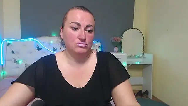 DianaMGG online show from April 27, 2026, 5:49 am