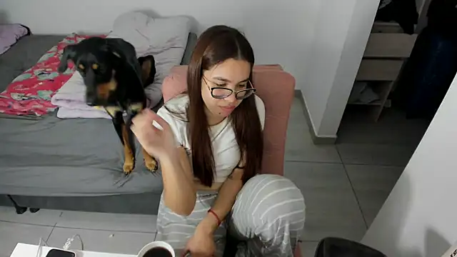 Greciaruiz  online show from April 28, 2026, 2:27 am