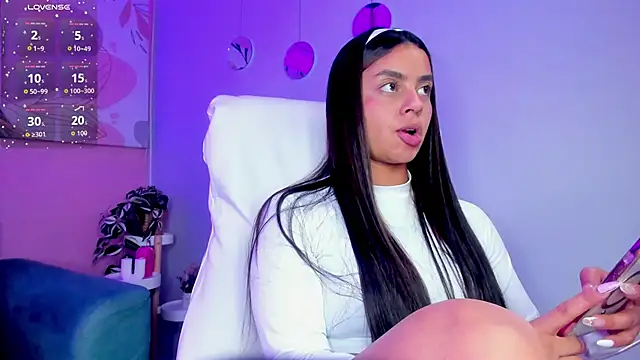 Bella walker  online show from September 30, 2025, 8:14 pm