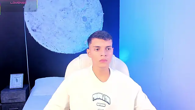 JacobRoberts1 online show from September 25, 2025, 3:27 pm