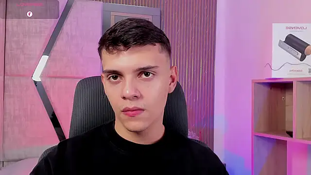 JacobRoberts1 online show from December 18, 2025, 8:37 pm