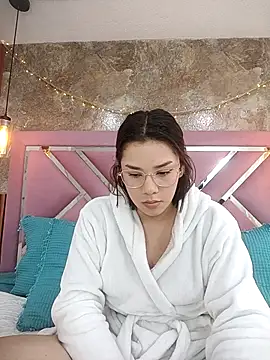 Snapshot of EmmaSulivan chatting on October 24, 2025, 2:35 pm EmmaSulivan online show from October 24, 2025, 2:35 pm