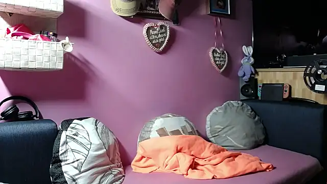 sexymelli18 online show from April 21, 2026, 6:23 pm
