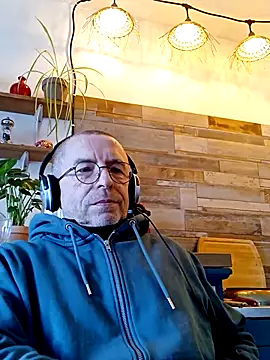 Snapshot of Xavspank2 chatting on February 16, 2026, 10:55 am Xavspank2 online show from February 16, 2026, 10:55 am