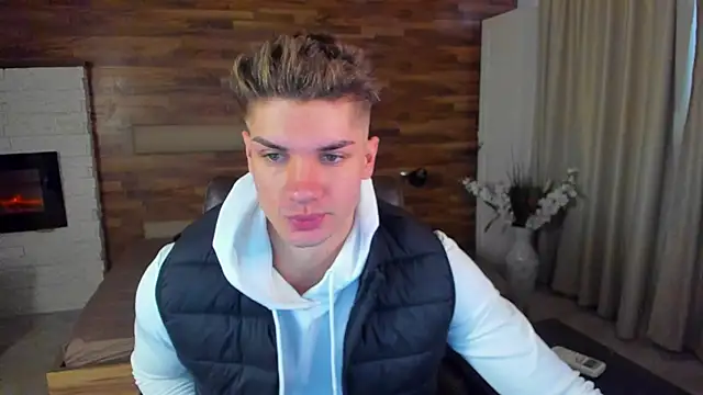 Snapshot of MaxKaiden chatting on March 13, 2026, 6:31 am MaxKaiden online show from March 13, 2026, 6:31 am