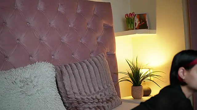 MaiaMini online show from December 18, 2025, 9:10 pm