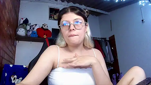 Snapshot of Emily__katz chatting on March 15, 2025, 6:21 pm Emily katz online show from March 15, 2025, 6:21 pm