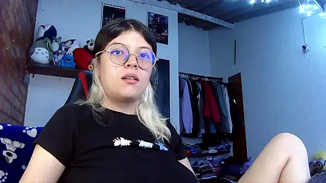 Snapshot of Emily__katz chatting on March 17, 2025, 9:45 pm Emily katz online show from March 17, 2025, 9:45 pm