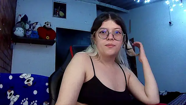 Snapshot of Emily__katz chatting on March 23, 2025, 1:42 am Emily katz online show from March 23, 2025, 1:42 am