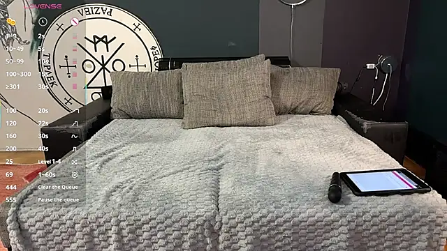 Bloody Diamond online show from November 3, 2025, 1:23 pm