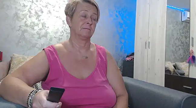 RosesandLillies online show from December 24, 2024, 6:39 pm