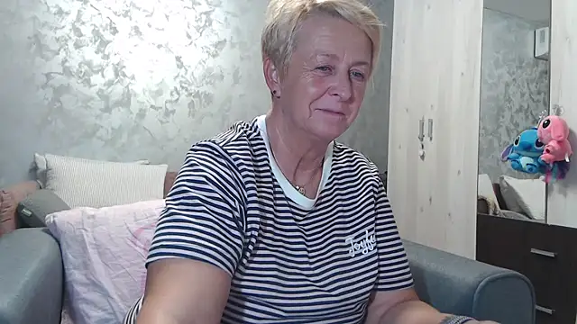 Snapshot of RosesandLillies chatting on September 18, 2025, 5:15 pm RosesandLillies online show from September 18, 2025, 5:15 pm