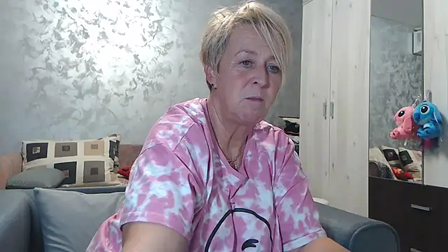 Snapshot of RosesandLillies chatting on October 16, 2025, 5:47 pm RosesandLillies online show from October 16, 2025, 5:47 pm