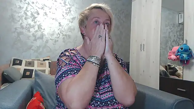 Snapshot of RosesandLillies chatting on October 21, 2025, 5:02 pm RosesandLillies online show from October 21, 2025, 5:02 pm